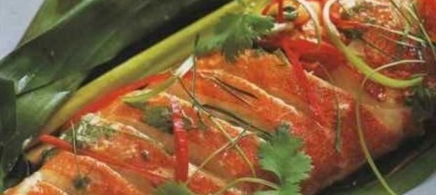 Морской окунь в банановом листе, приготовленный на пару