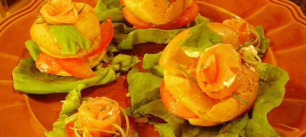 Закуска из лосося в заварной булочке