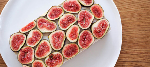 Десерт с инжиром, кокосовой стружкой и орехами