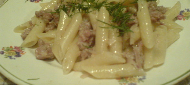 Макароны с колбасками и укропом