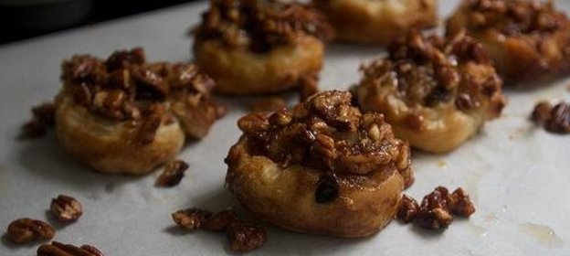 Булочки с корицей, орехами и изюмом