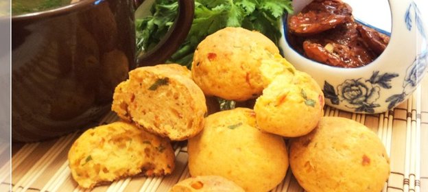 Закусочные творожные булочки с вялеными помидорами и зеленью