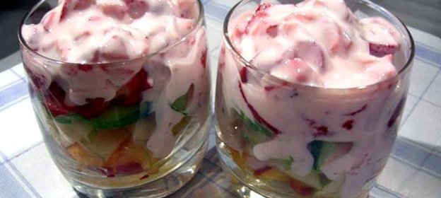 Салат с клубникой и огурцом