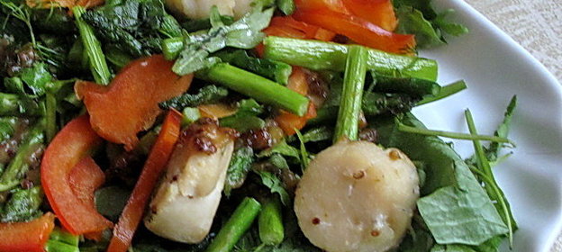 Салат с морскими гребешками