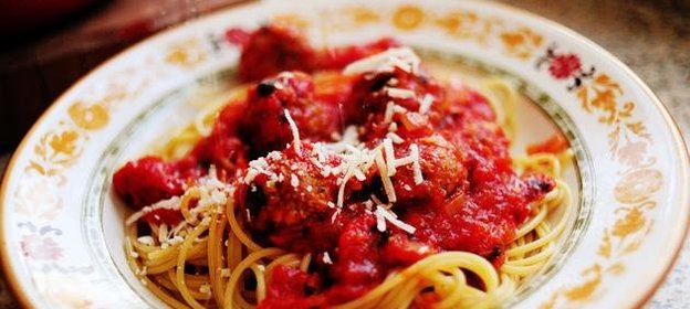 Спагетти с фрикадельками и соусом