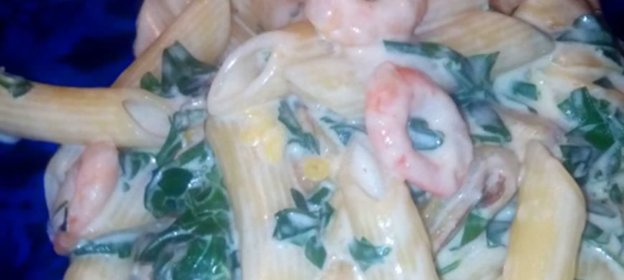 Паста с кабачком, петрушкой и креветками