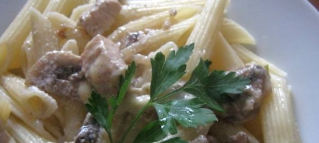 Паста с куриной грудкой и шампиньонами
