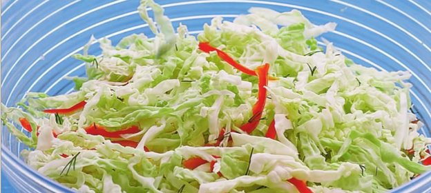 Салат из капусты с горчицей, хреном и табаско