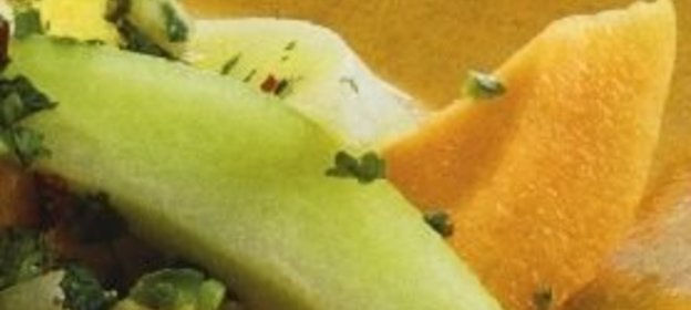 Щи зеленые с кальмарами и яйцом.