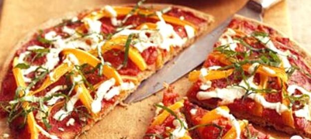 Пицца с моцареллой, болгарским перцем и томатным соусом