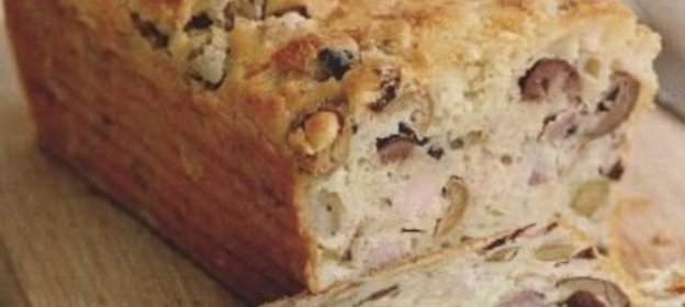 Закусочный кекс с ветчиной, сыром и оливками