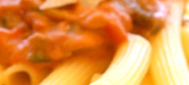 Паста с тыквой, грибами, горгонзолой и чипсами из шалфея