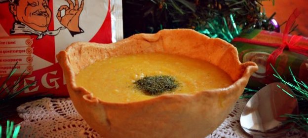 Тыквенный суп в хлебных тарелочках