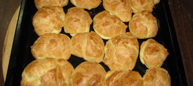 Заварные булочки с красной икрой