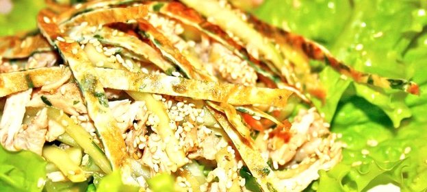 Салат с омлетом и курицей