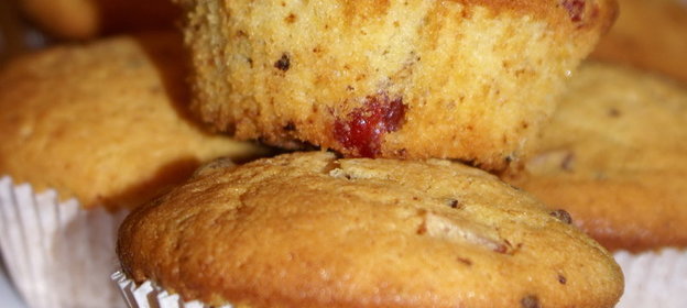 Апельсиновые маффины с цукатами и шоколадной крошкой