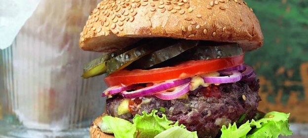 Бургер из двух видов говядины