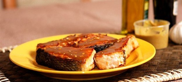 Запеченые в черном перце кусочки лосося, маринованные в кленовом сиропе