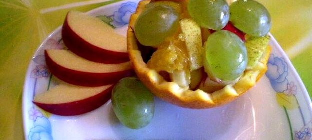 Фруктовый салат в корзинке