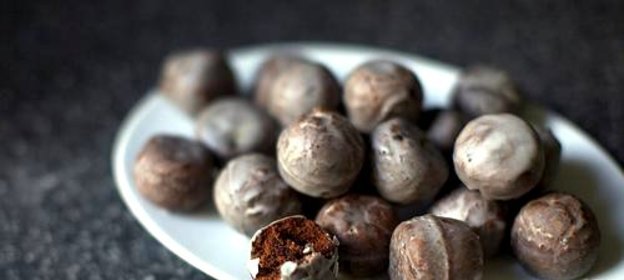 Шоколадные пончики в глазури