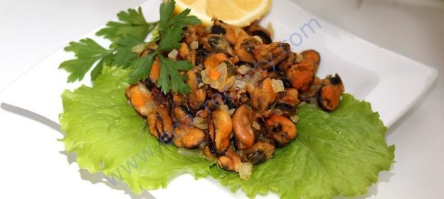 Жареные мидии с луком