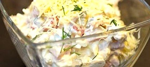 Салат с курицей, ветчиной и сметаной