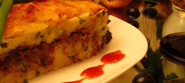 Картофельная запеканка с грибами, фаршем, помидорами и сыром