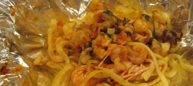 Паста с морепродуктами, запеченная в фольге