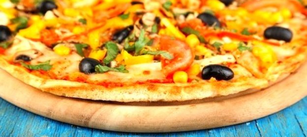 Пицца с курицей и кукурузой