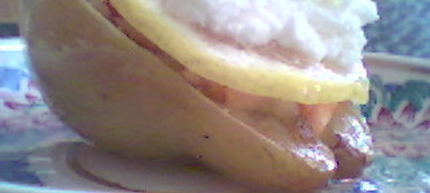 Жаренная груша с грецкими орехами и фруктами