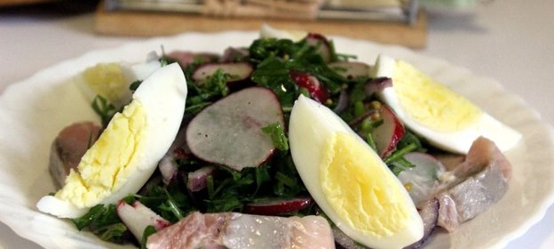 Весенний салат с редисом, кресс-салатом и сельдью