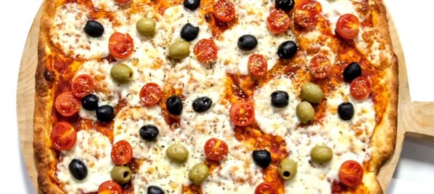 Пицца с оливками и помидорами