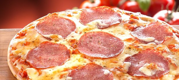 Самая простая пицца с колбасой