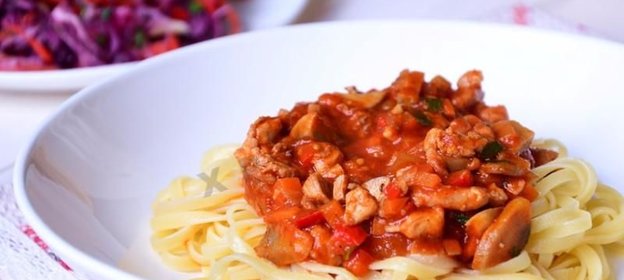 Паста с курицей в томатном соусе