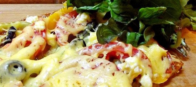 Пицца с овощами и сыром