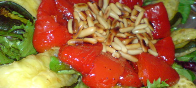 Салат из запечённых перцев и цуккини с сыром