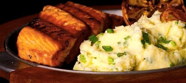 Морская форель со спаржей и лимонами, жаренными на гриле