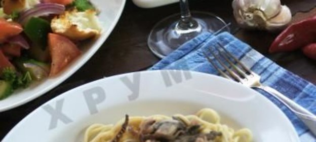 Спагетти с морепродуктами и шампиньонами