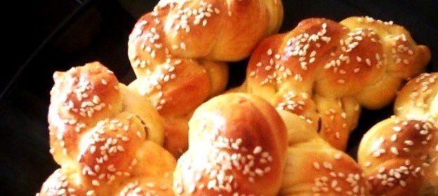Плетеные булочки с кунжутом