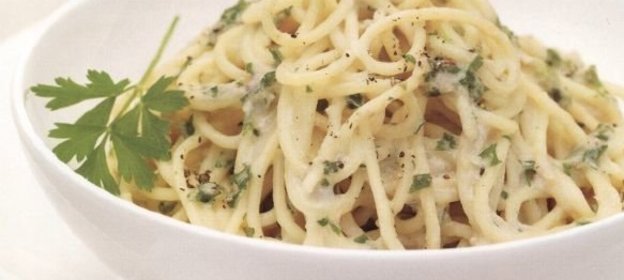 Спагетти с тунцом и петрушкой