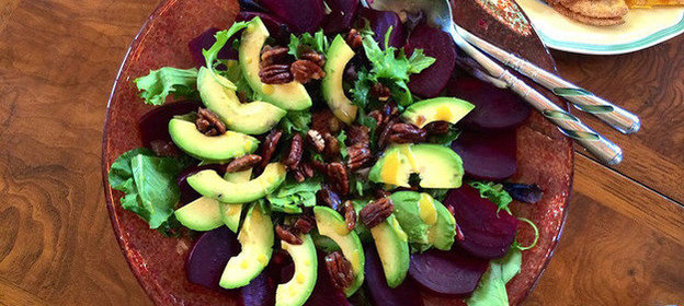 Салат со свеклой, грецкими орехами и авокадо
