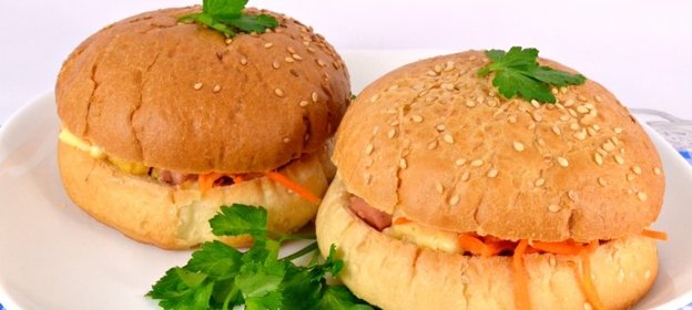 Булочки фаршированные сосисками, помидорами и сыром в микроволновке