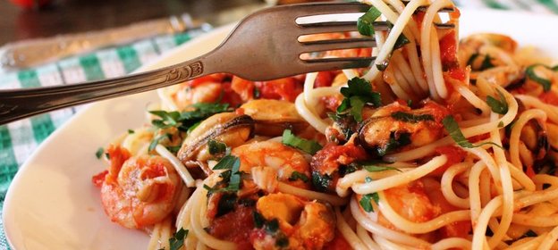 Спагетти с креветками и мидиями в ароматном соусе