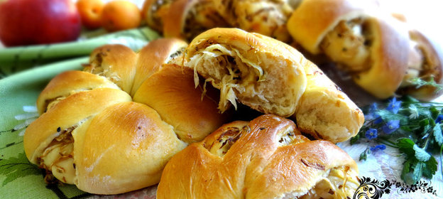 Открытые булочки с маринованной капустой, сыром и кунжутом (идеи для пикника)