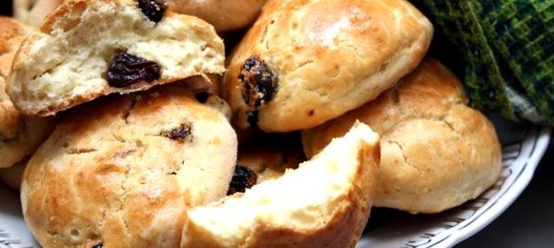 Булочки с изюмом