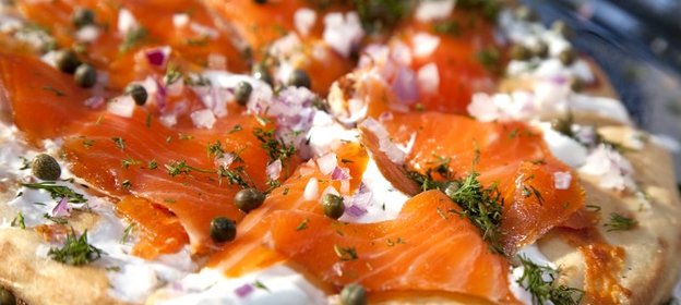 Пицца с семгой и сыром