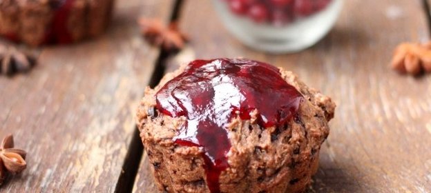 Банановые маффины с шоколадом под клюквенной глазурью