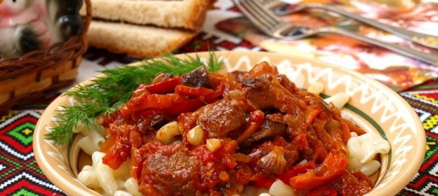 Жареная свинина в остром соусе с баклажанами, морковью и помидорами