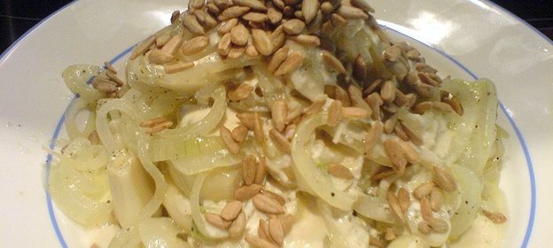 Аппетайзер: позитивный салат из печёного лука и чеснока