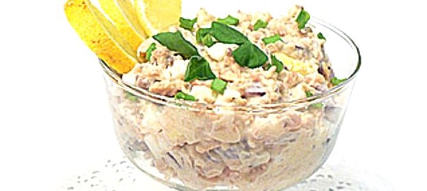 Салат с консервированной горбушей